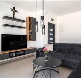 4 Bedroom Villa with Pool near Vodice town, Sibenik Riviera, sleeps 8